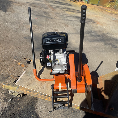 九馬力內燃鋼軌鋸軌機使用演示規范