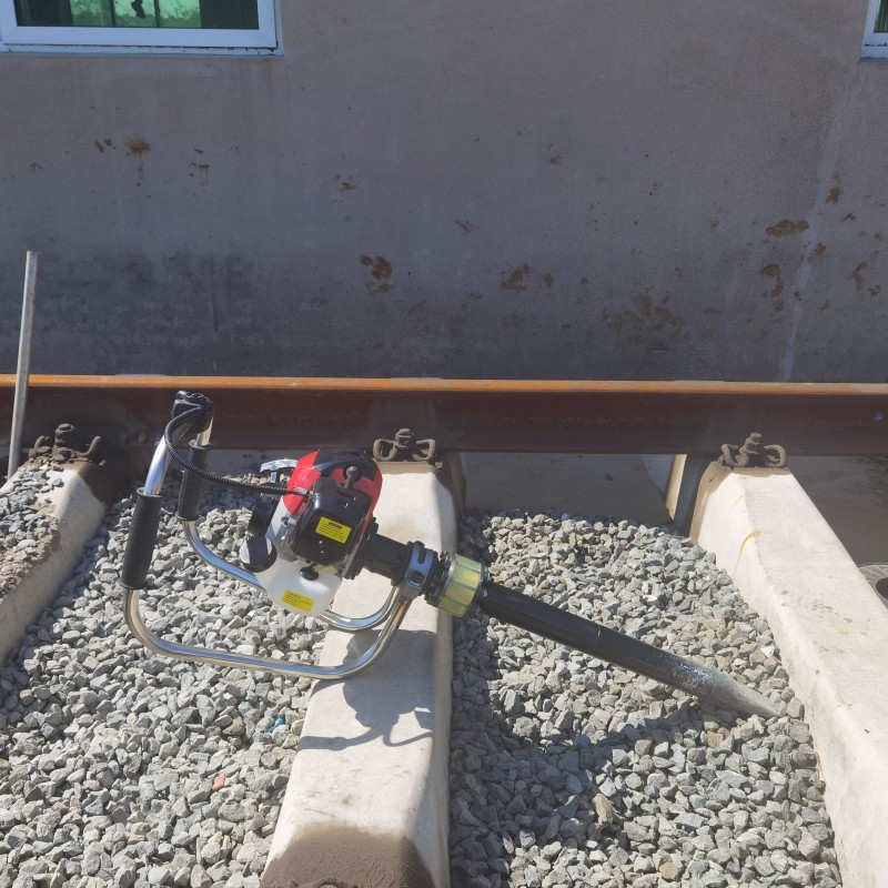 內燃小蜜蜂搗固鎬的操作流程